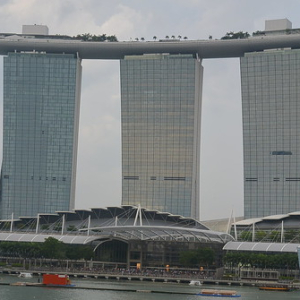 Marina Bay Sands bei Tag • <a style="font-size:0.8em;" href="http://www.flickr.com/photos/132381155@N07/20064422602/" target="_blank">View on Flickr</a>