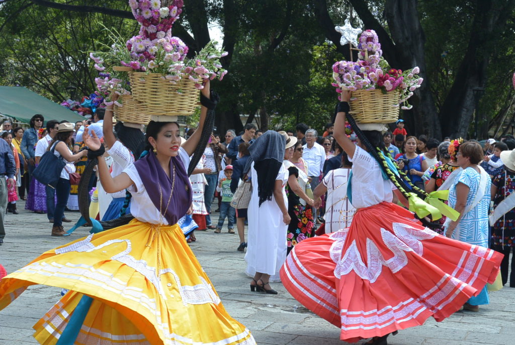 Tanzende Mexikanerinnen in Oaxaca