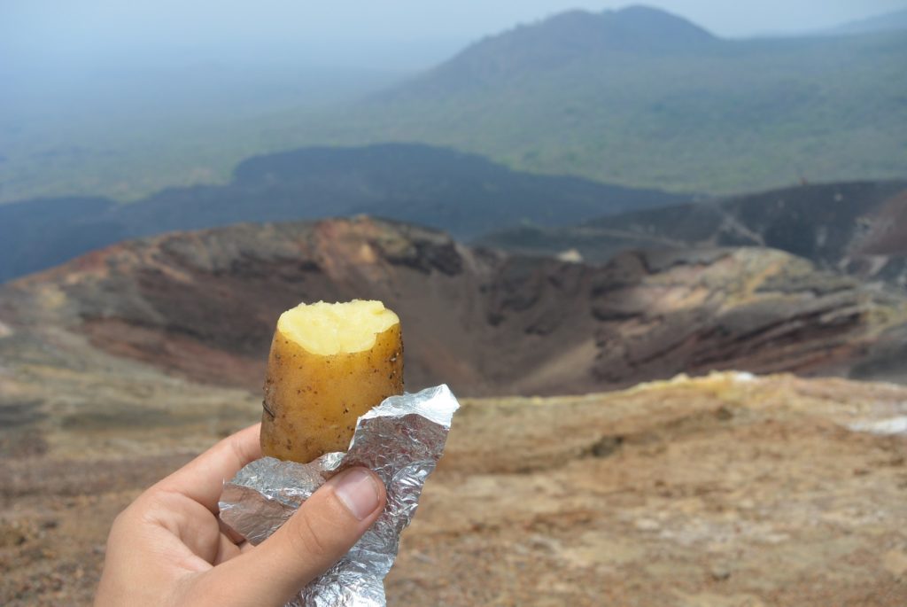 Kartoffel essen auf einem aktiven Vulkan