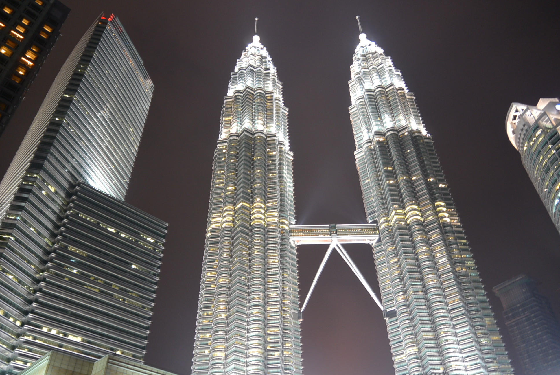 Die Petronas Twin Towers bei Nacht