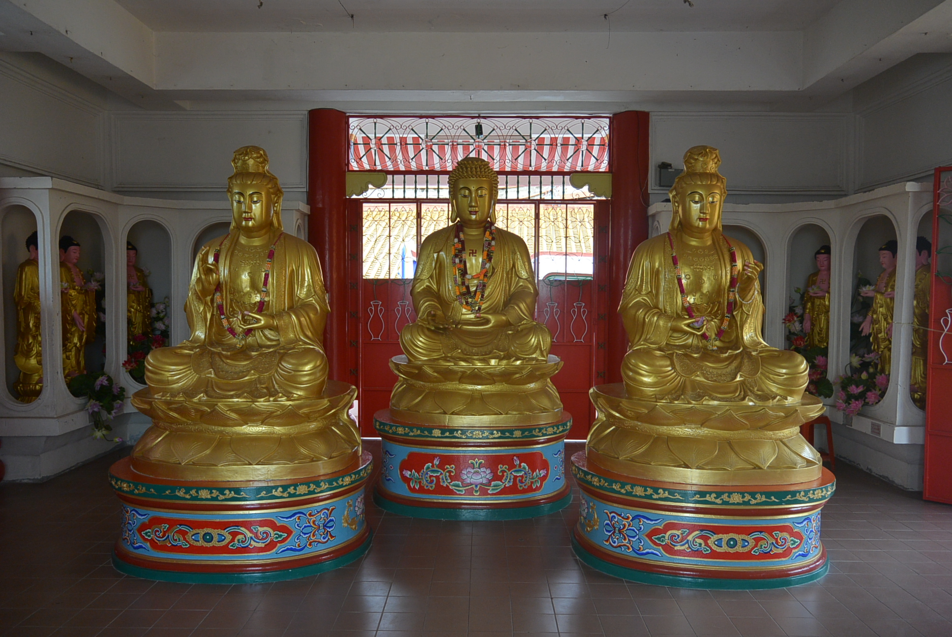 Drei von unzähligen vergoldeten Statuen