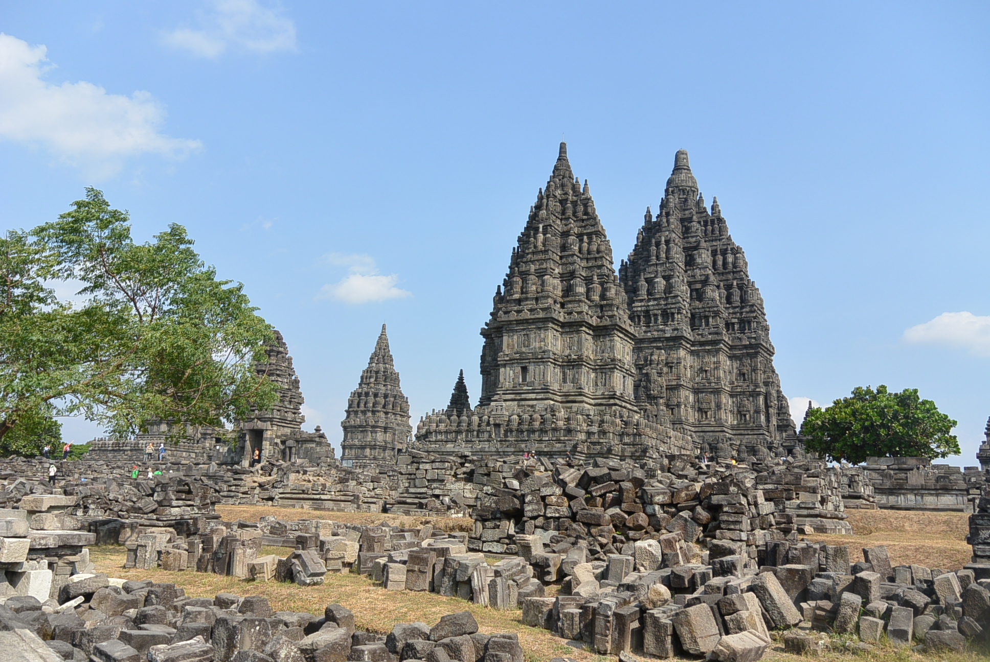 Überbleibsel kleinerer Tempel rund um Prambanan