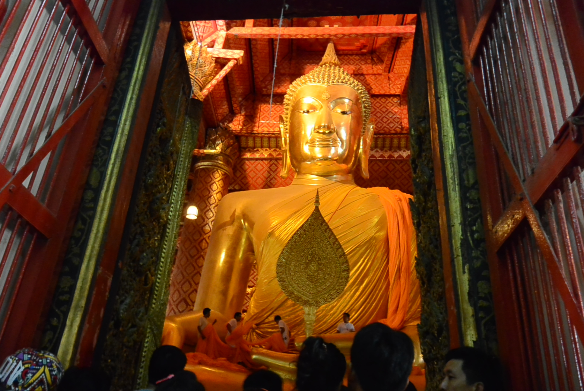 Die Buddhastatue im Wat Phanan Chong