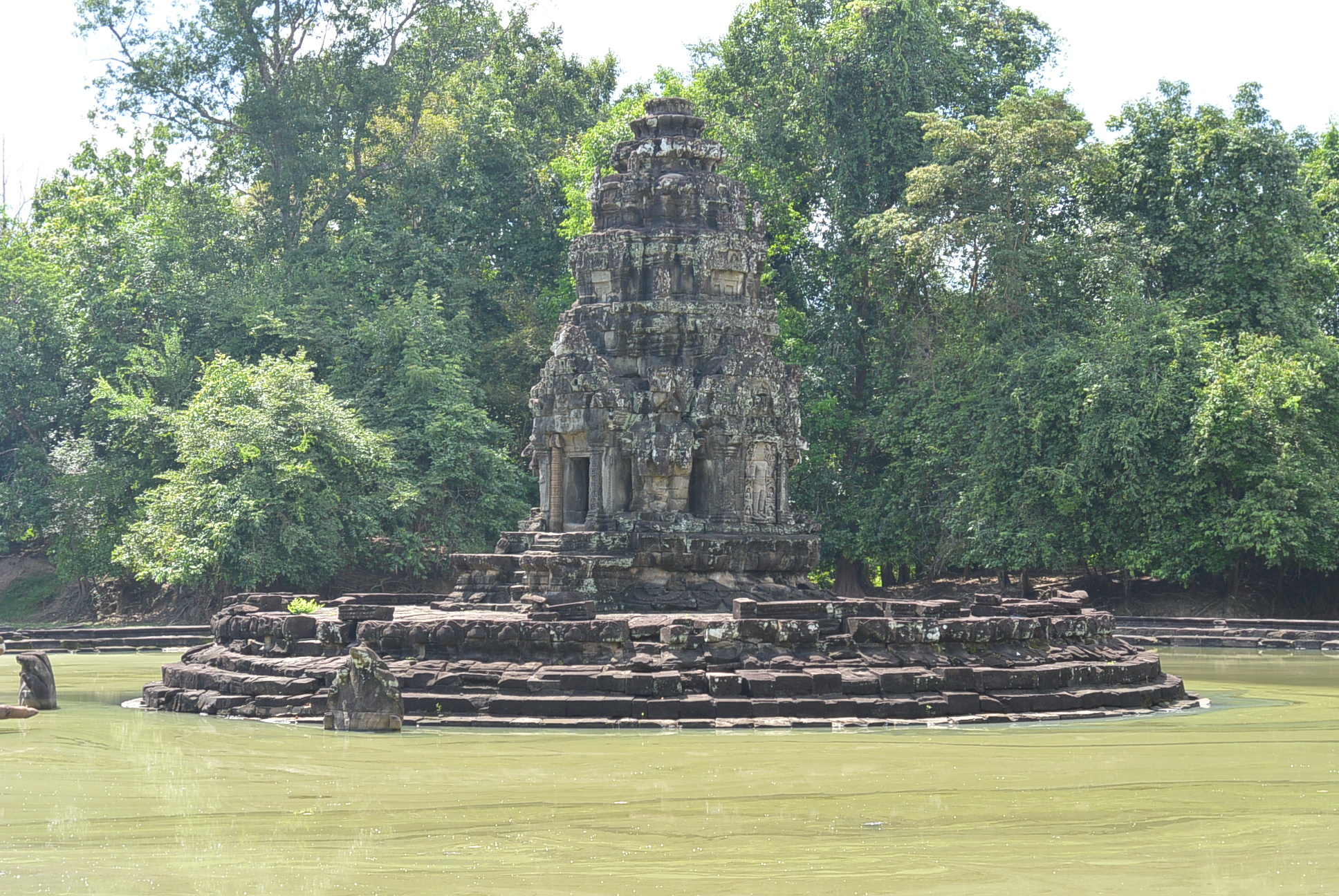 Der Neak Pean Tempel im Wasser