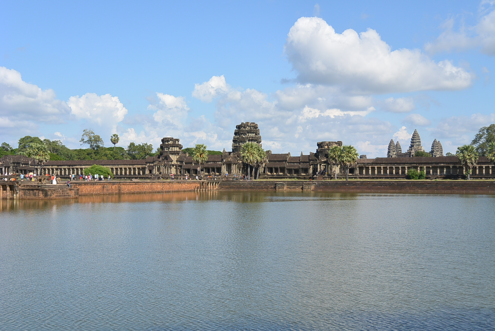 Die Brücke und Aussenmauer von Angkor Wat