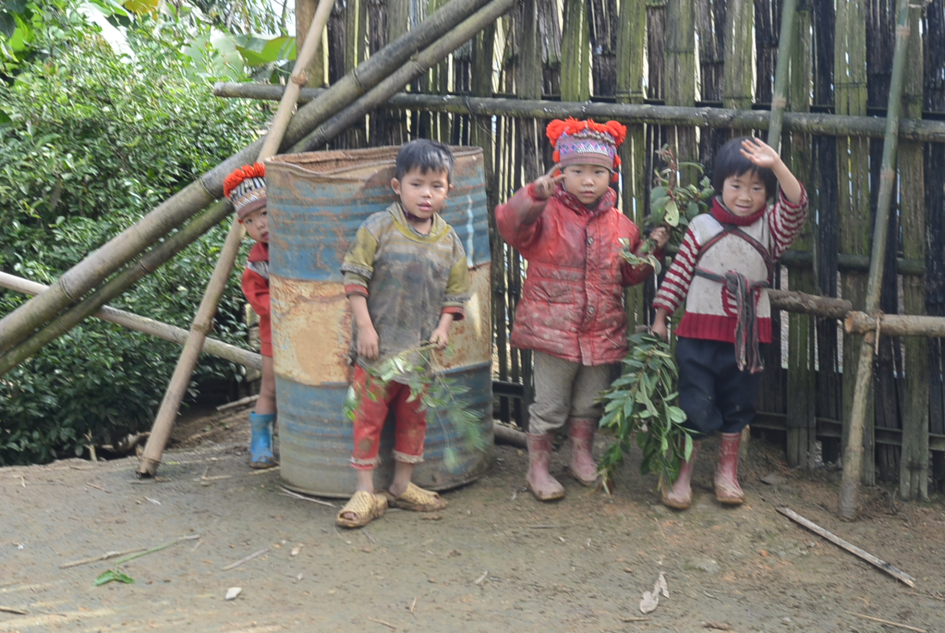 Kinder in einem winzigen Dorf